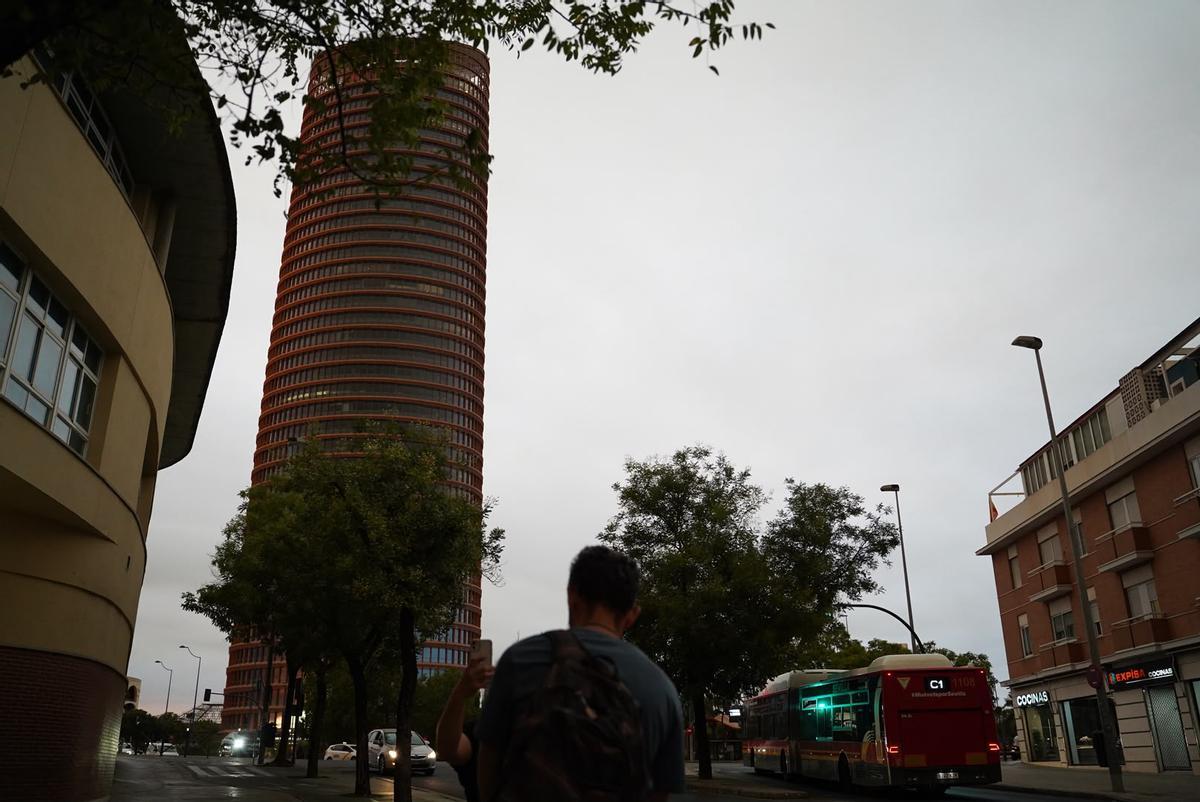 Humo procedente del incendio de Niebla en Sevilla capital.