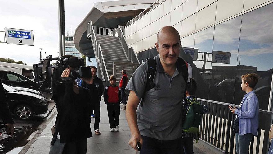 Jaume Ponsarnau, ayer
en Manises, antes de
subir al avión. j.m.lópez/sd