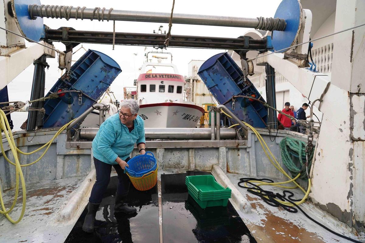 Vitoria Azuaga, en su barco en la Caleta de Vélez.