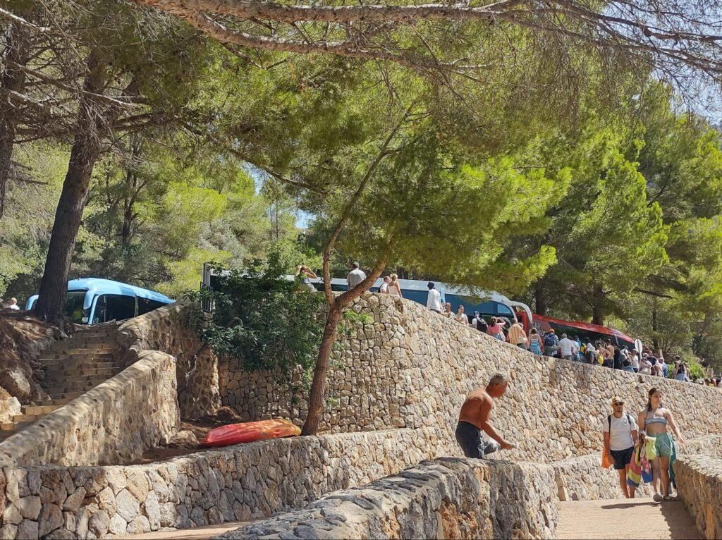 &quot;En Cala Tuent mandan los turistas&quot;: el GOB denuncia la masificación turística por &quot;mar y tierra&quot;