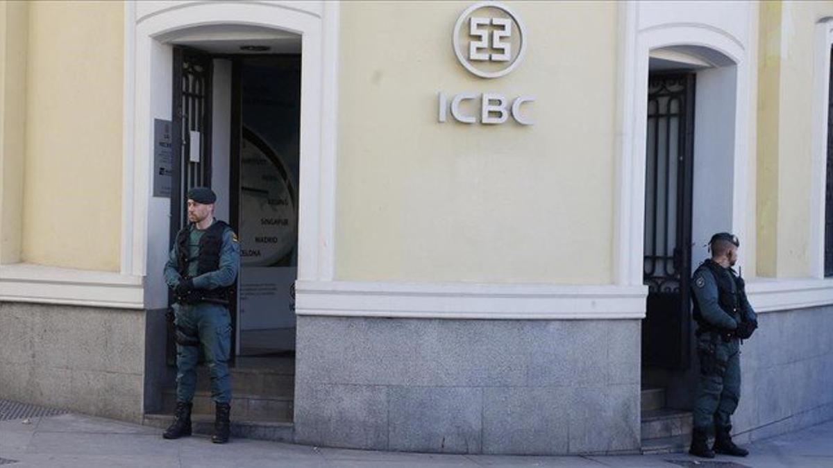 Miembros de la Agencia Tributaria y de la Guardi Civil registran la sede del banco chino ICBC en Madrid.