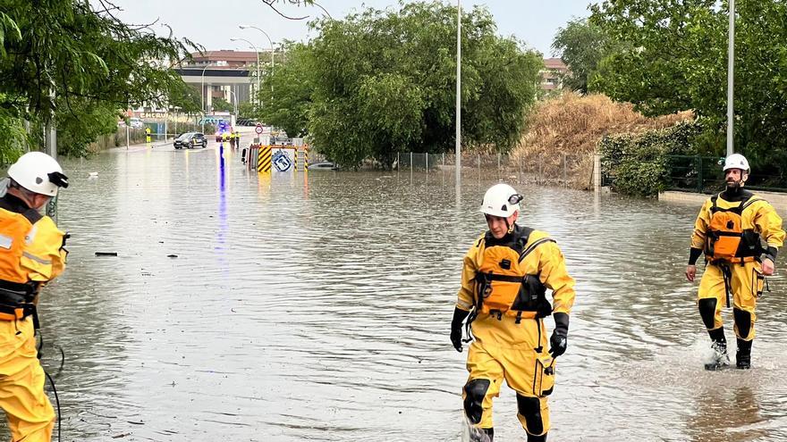 La gran tormenta en Madrid: cortes en el metro, coches bajo el agua y una lancha de bomberos actuando