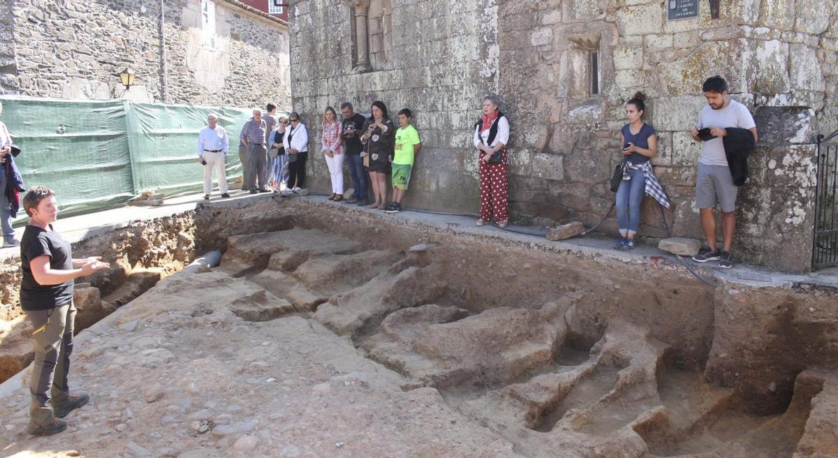 Recentes escavacións descubriron as tombas da igrexa monacal.  |