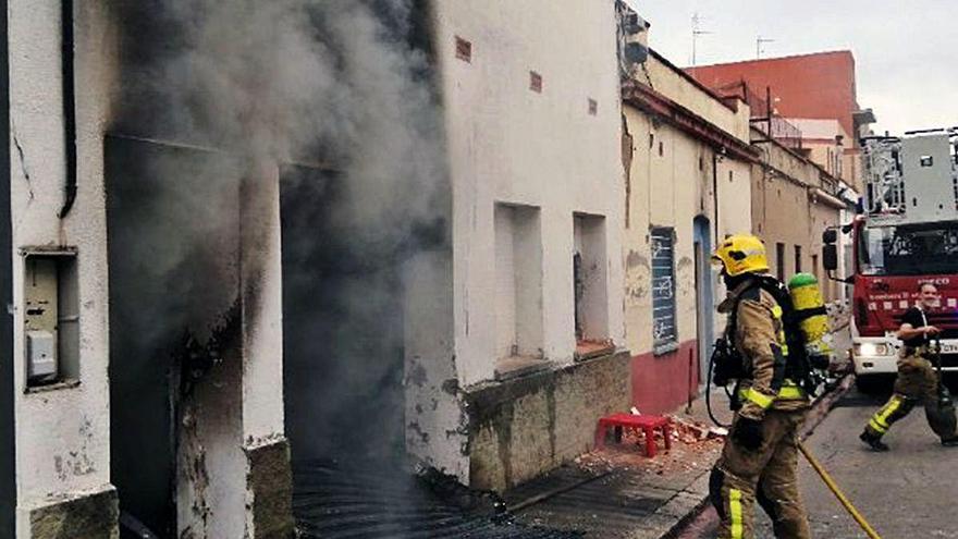 Els Bombers treballant en l&#039;extinció del foc de l&#039;habitatge.