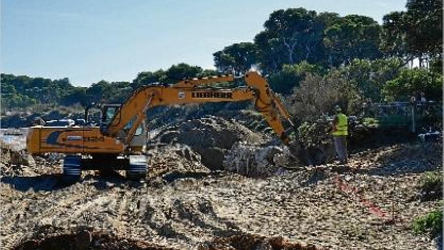 Els treballs de construcció del mur de protecció a la part nord de la platja de l&#039;Escala.