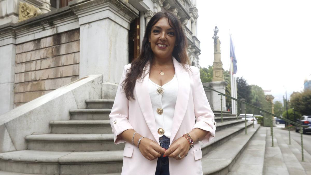 Carolina López, en las escaleras exteriores de la Junta.