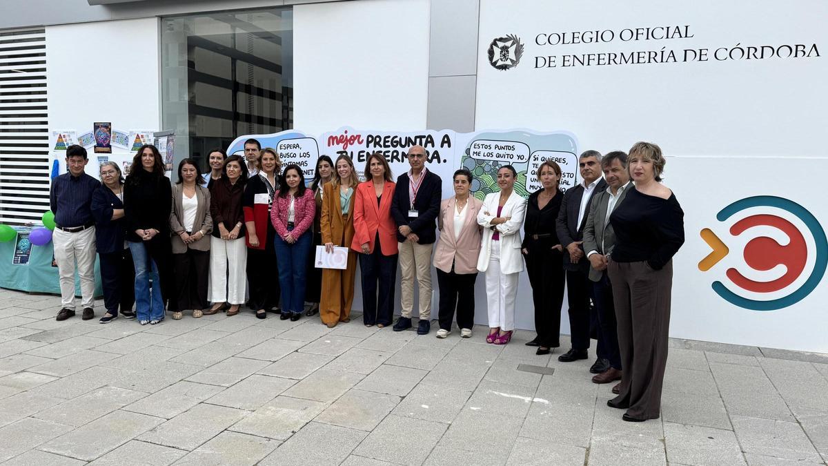 Más de 300 personas visitan el espacio 'Pregunta a Tu Enfermera' organizado por el Colegio de Córdoba.