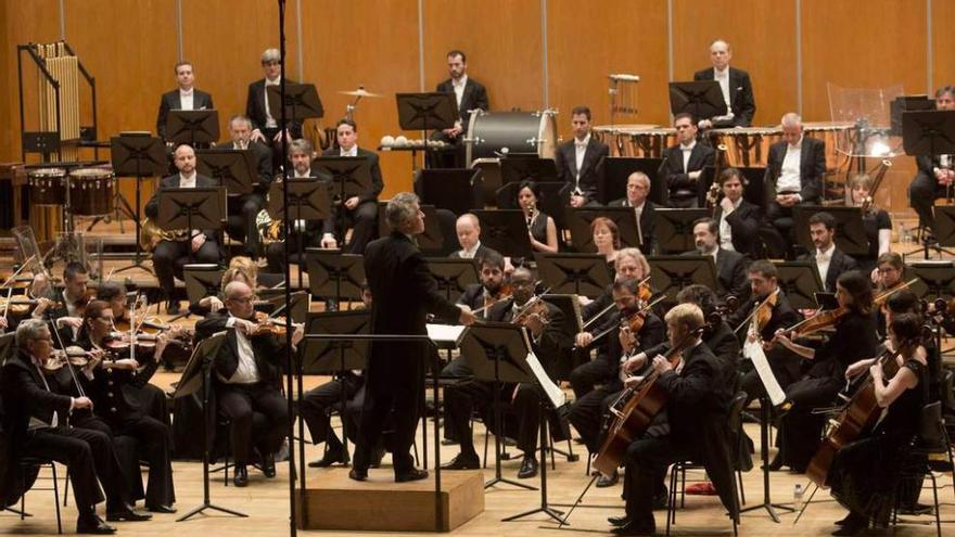 La OSPA ayer, durante el recital que ofreció en el Auditorio.