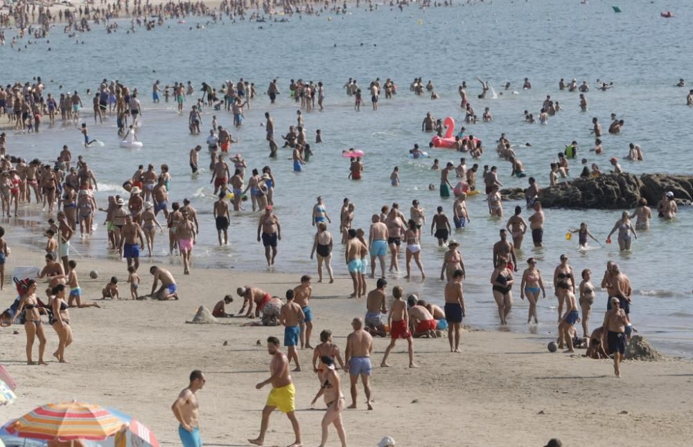 En O Vao y Samil no entra un solo alfiler: las playas de Vigo, abarrotadas