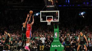 James Harden anota el último triple contra los Celtics