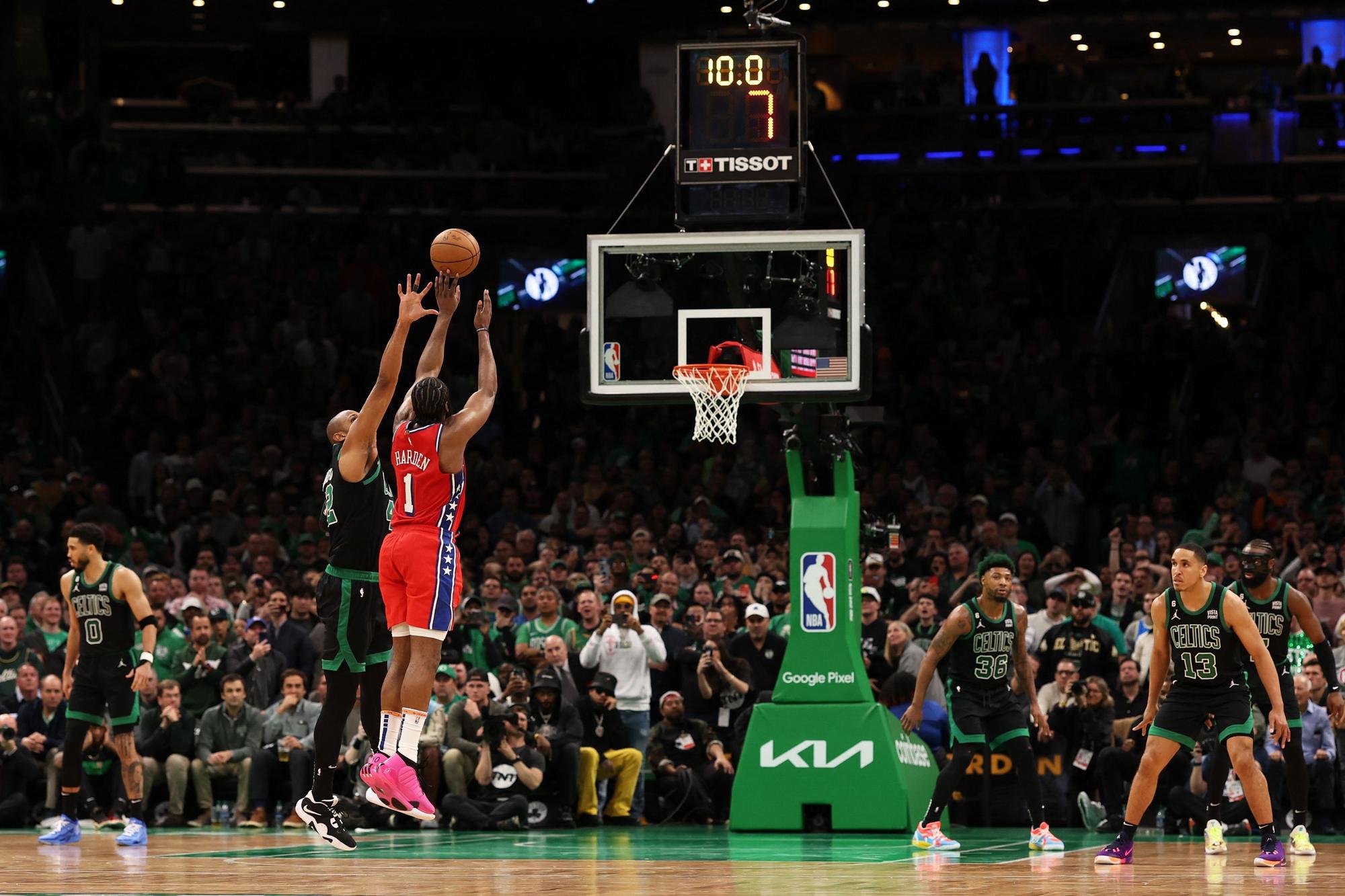 James Harden anota el último triple contra los Celtics