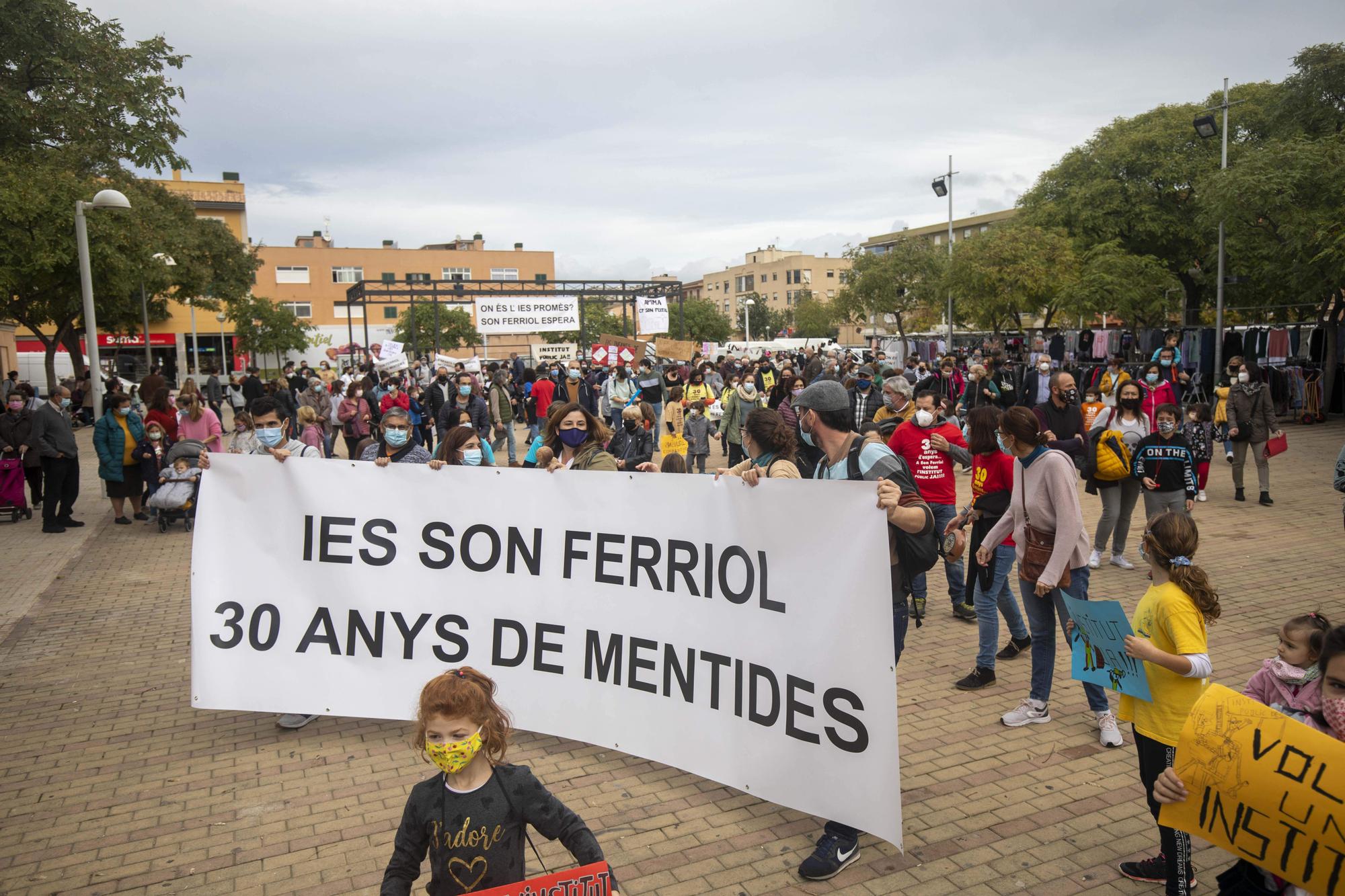 Más de 200 personas se manifiestan para exigir un instituto en Son Ferriol