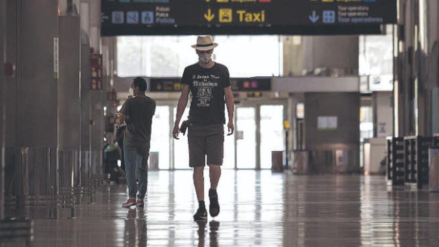 Imagen de un aeropuerto casi vacío en el Archipiélago.