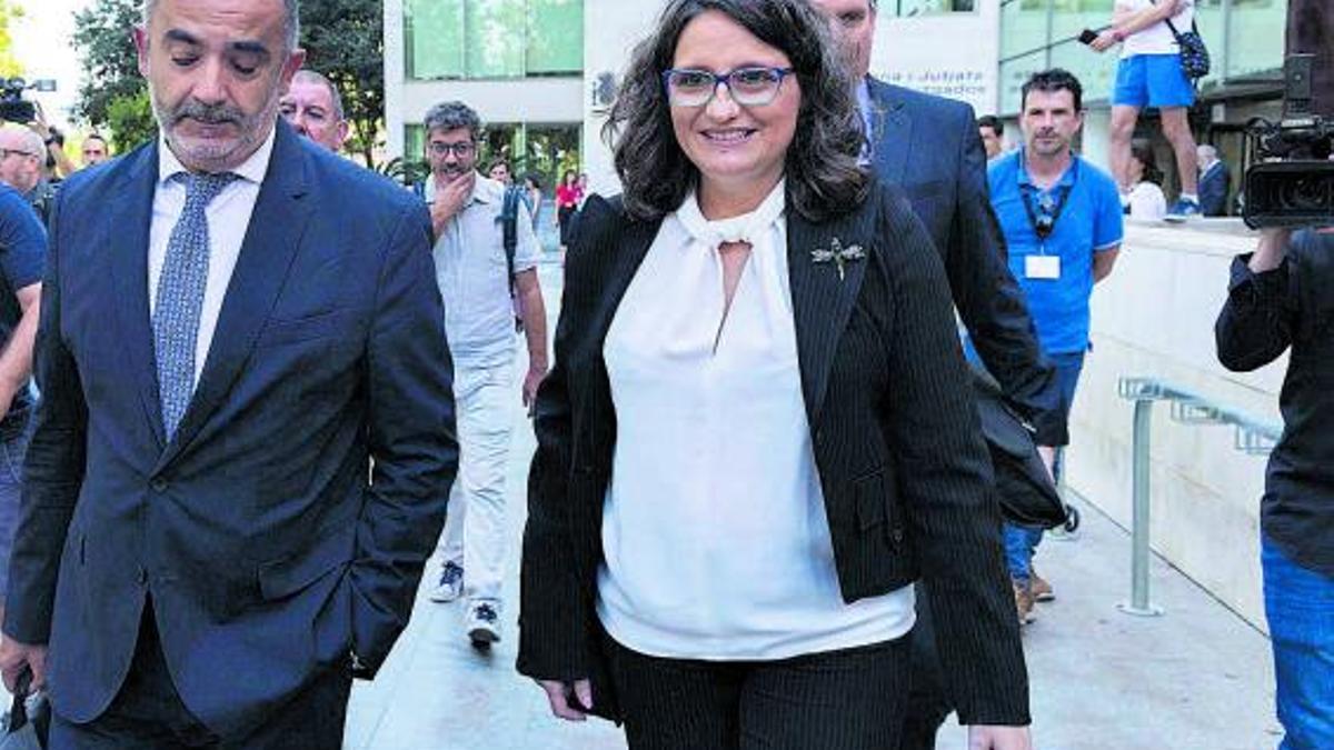 Mónica Oltra, este lunes, cuando fue a declarar ante el Juzgado de Instrucción 15 de València. | GERMÁN CABALLERO