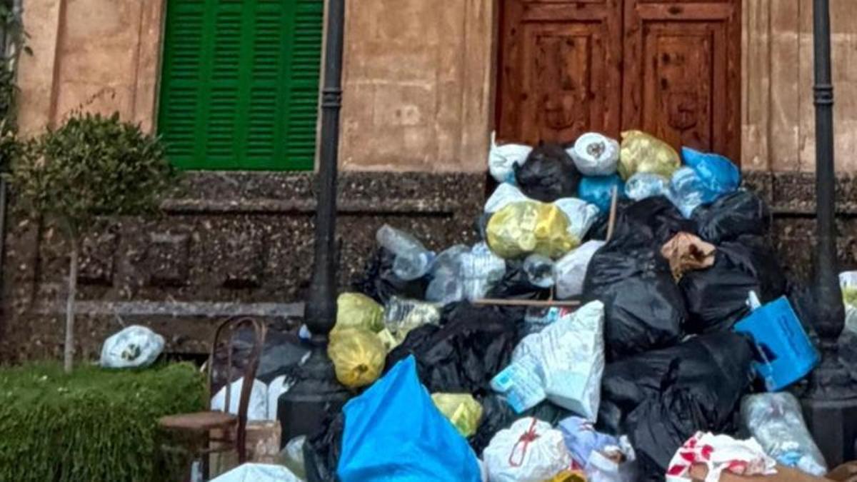 La entrada del Ayuntamiento, bloqueada por las bolsas de basura.