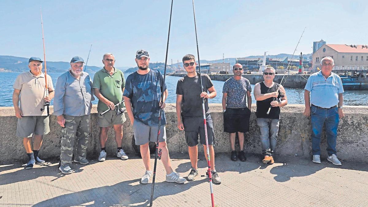 Un grupo de pescadores, ayer, en el espigón del Náutico de Vigo.