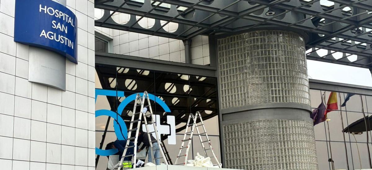 El Hospital San Agustín se "viste" con vinilos por sus bodas de oro | M. M.