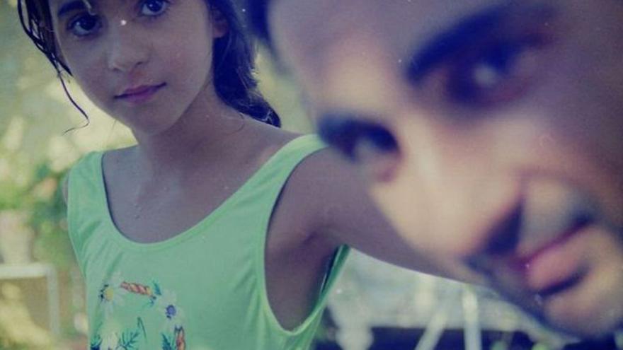 El desaparecido actor y músico Antonio Flores, a la derecha, en primer término, con su hija Alba siendo aún niña, productora ahora del filme, al fondo.