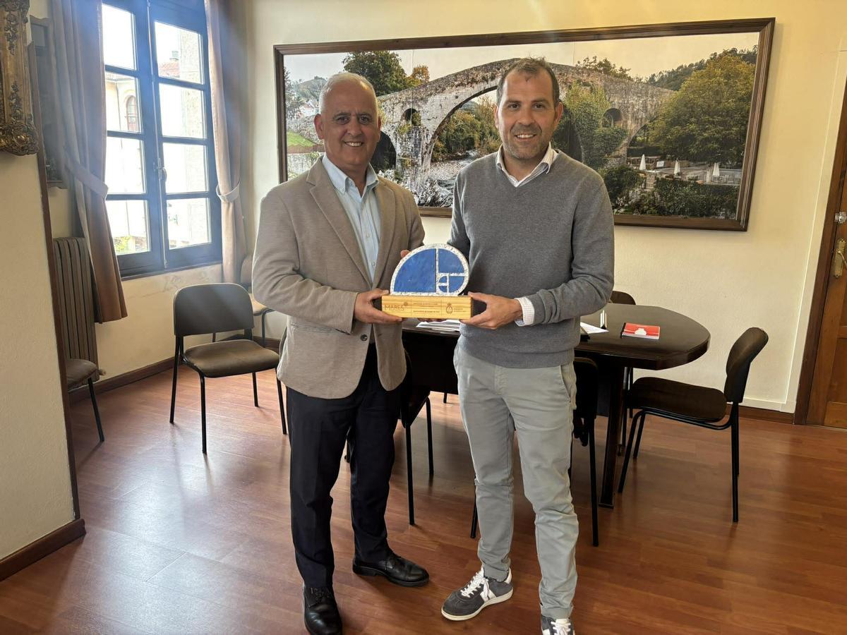 Ramón Méndez entrega el galardón a José Manuel González Castro.