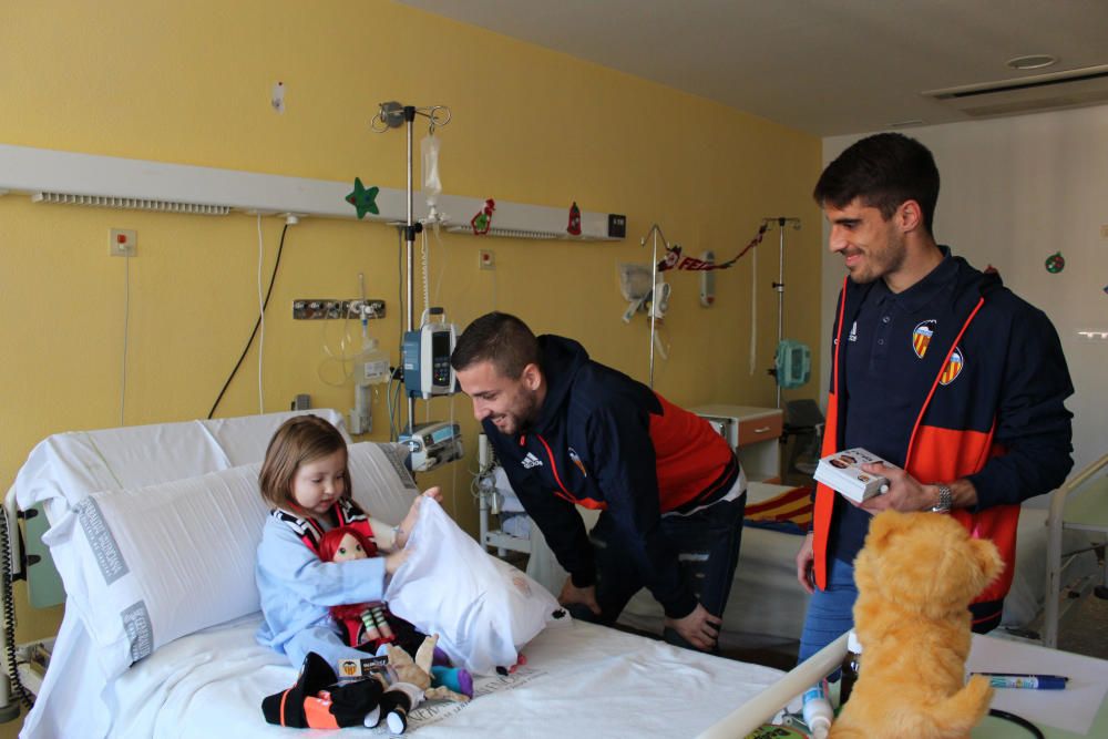 El Valencia CF visita los hospitales por Navidad