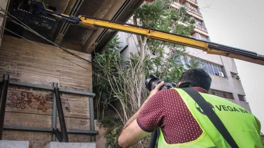 El estribo situado en la parte del Ensanche ha tenido que ser reforzado con vigas metálicas debido a la grieta que también se aprecia en la imagen.