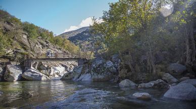 El pueblo más bonito de 2025 tiene solo 2.000 habitantes y es una villa medieval rodeada de piscinas naturales