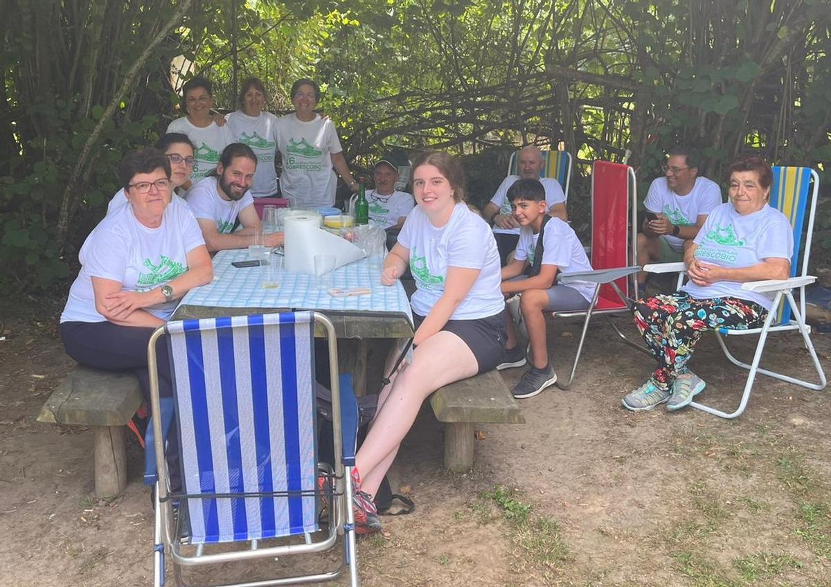 Un grupo familiar en el área recreativa de El Valláu