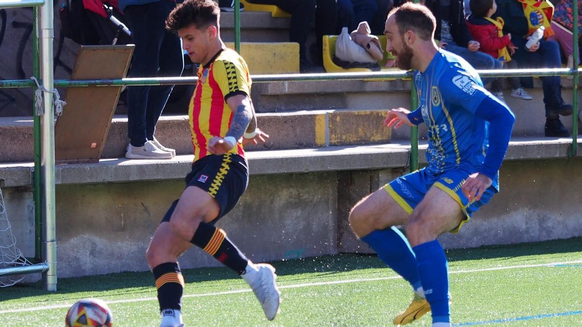 Álvaro presiona a un jugador del Sant Andreu