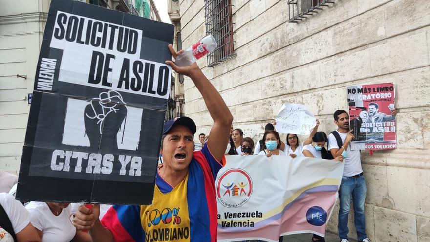 El mercado negro de citas sube los precios por el atasco en Extranjería: &quot;Ahora pagas hasta cuatro veces más&quot;