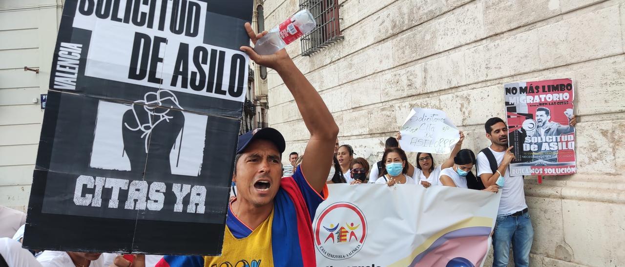 Un grupo de solicitantes de asilo protesta en València por la falta de citas para pedir protección internacional, que se prolonga varios meses.