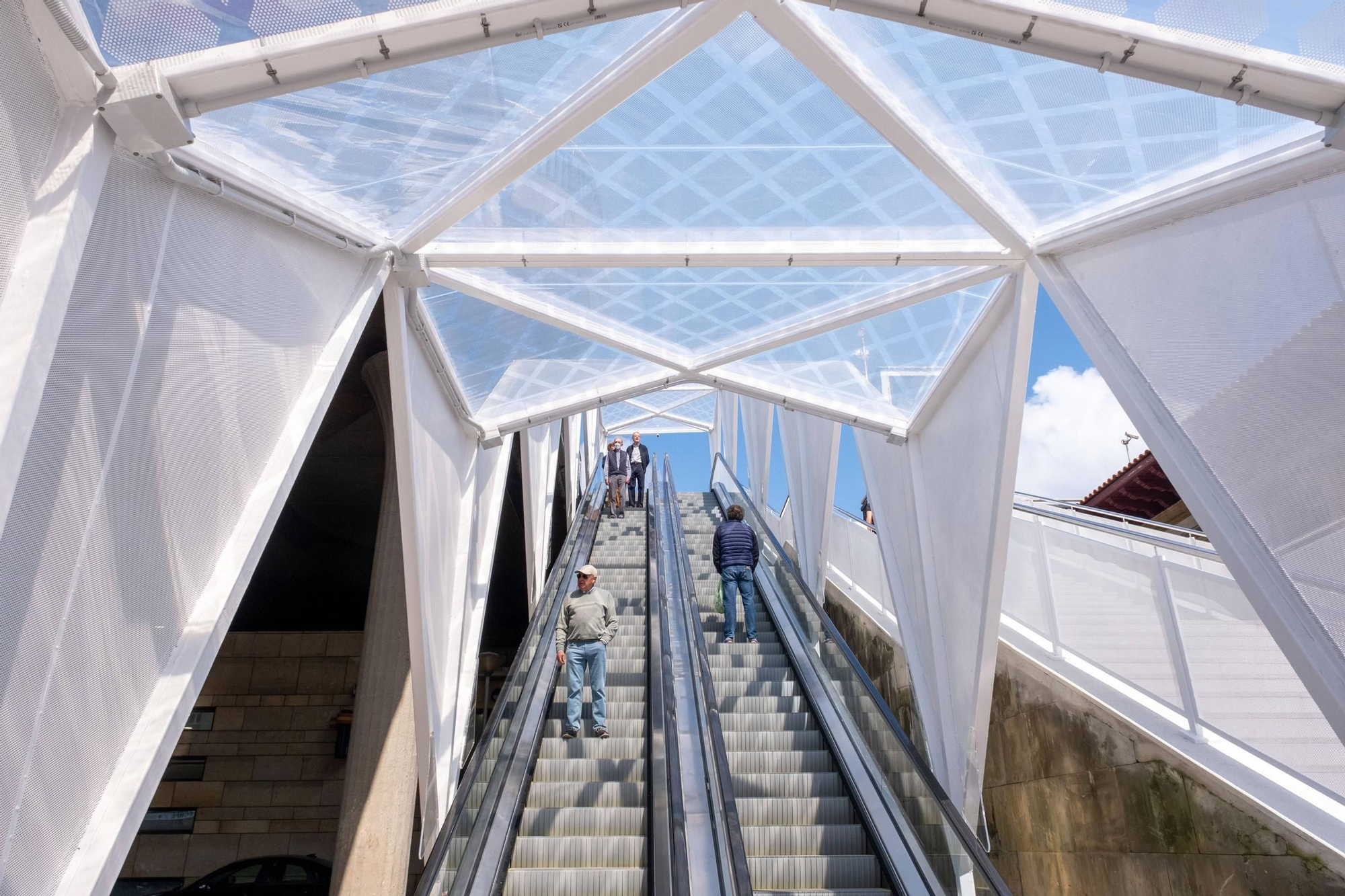Las nuevas escaleras mecánicas que conectan Uría con la Losa de Oviedo empiezan a funcionar