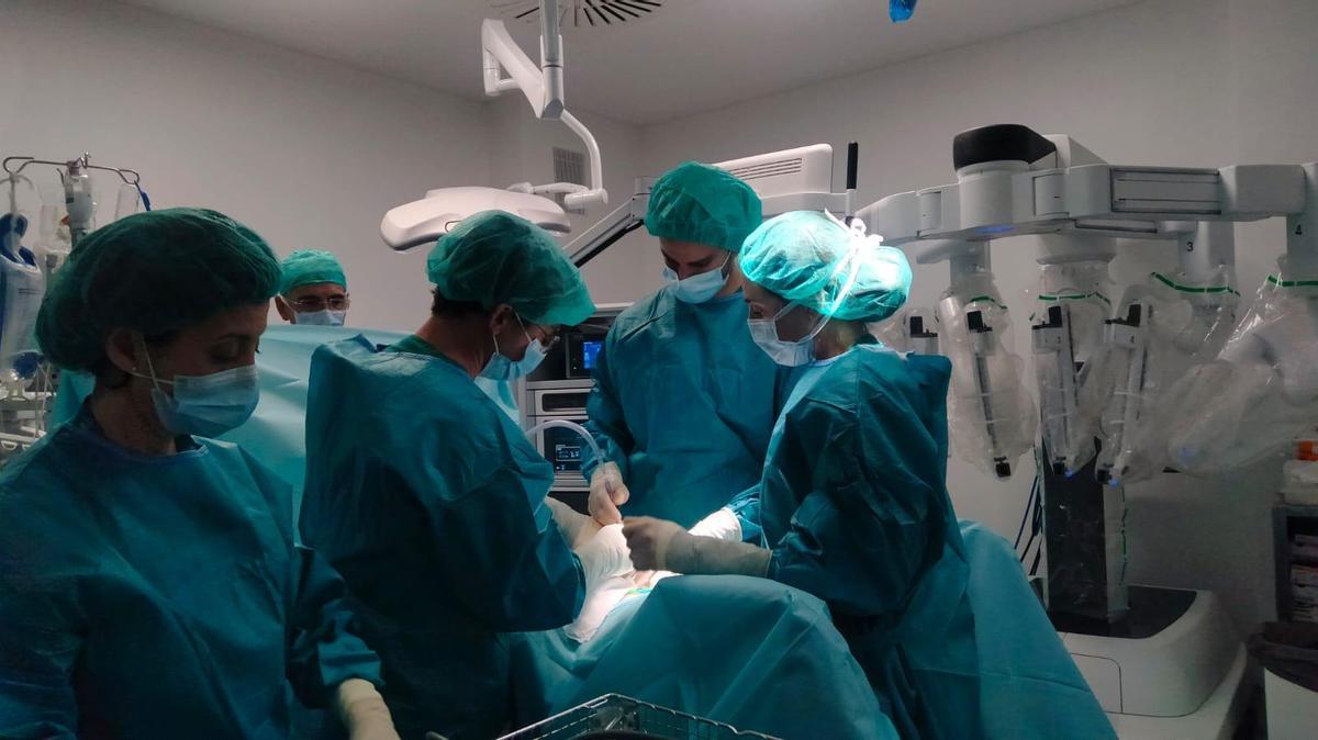 Equipo multidisciplinar del IVO durante una cirugía de cáncer de cérvix.