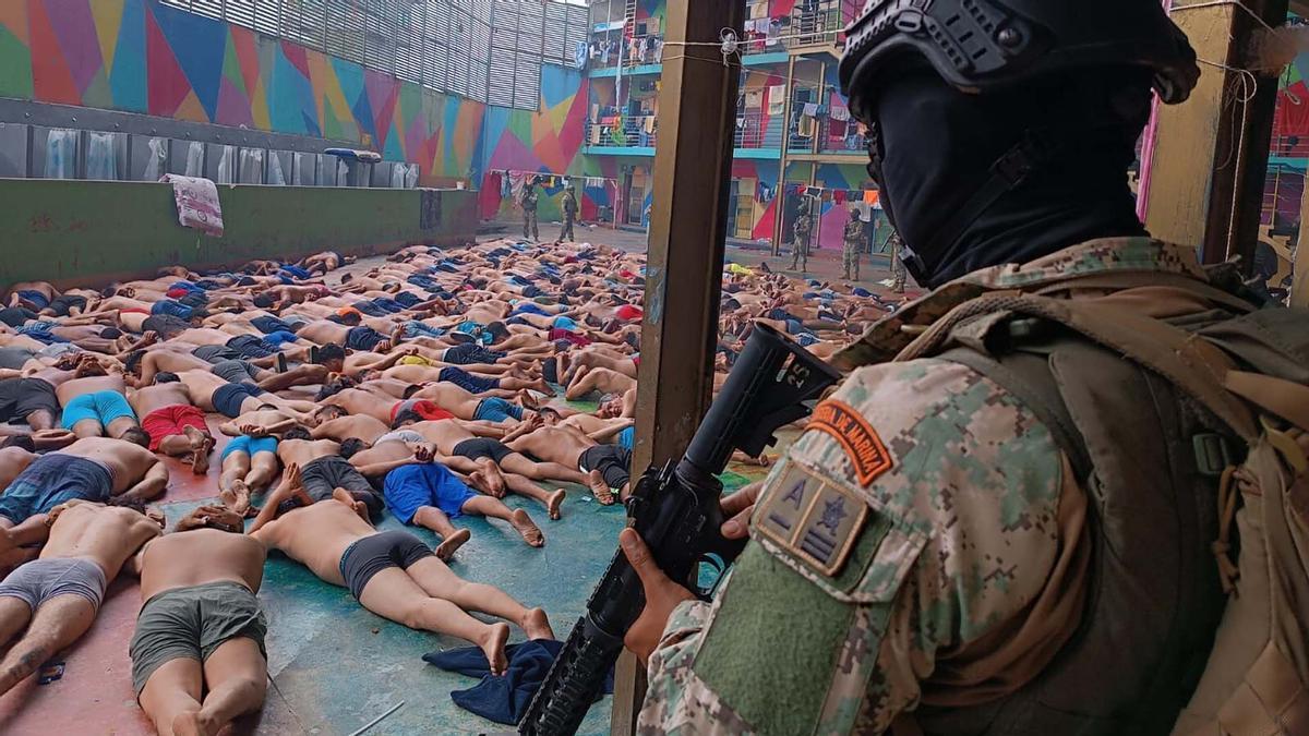 Fotografía cedida hoy por las Fuerzas Armadas de Ecuador que muestra a soldados de Infantería de Marina mientras realizan un operativo tras un motín en la Cárcel Regional del Litoral, en Guayaquil (Ecuador).