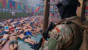 Nueva jornada de terror y violencia en Ecuador. En la foto, soldados de Infantería de Marina mientras realizan un operativo tras un motín en la Cárcel Regional del Litoral, en Guayaquil (Ecuador).