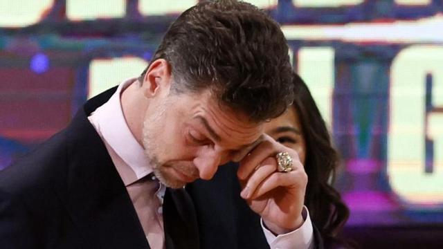 Pau Gasol, con su anillo de campeón de la NBA.   | // ETIENNE LAURENTE/EFE