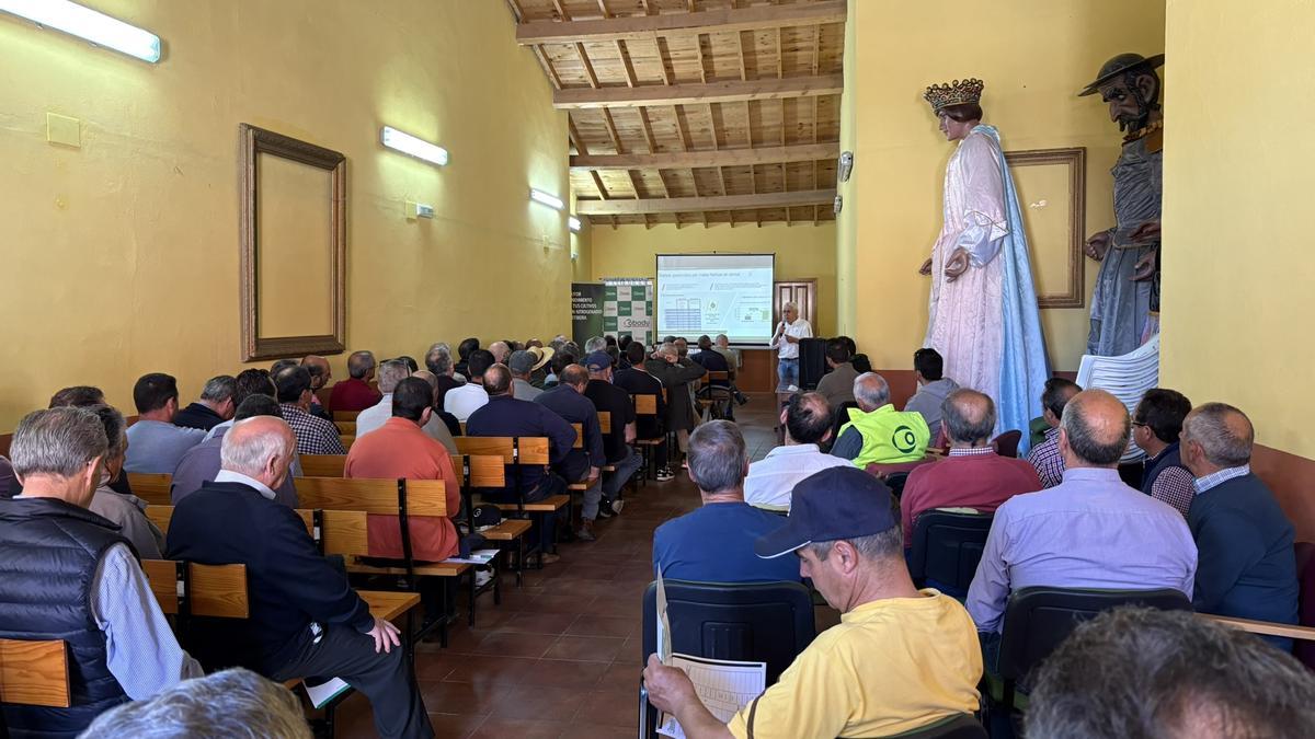 Socios de Cobadu siguen con atención una de las charlas impartidas durante la jornada.