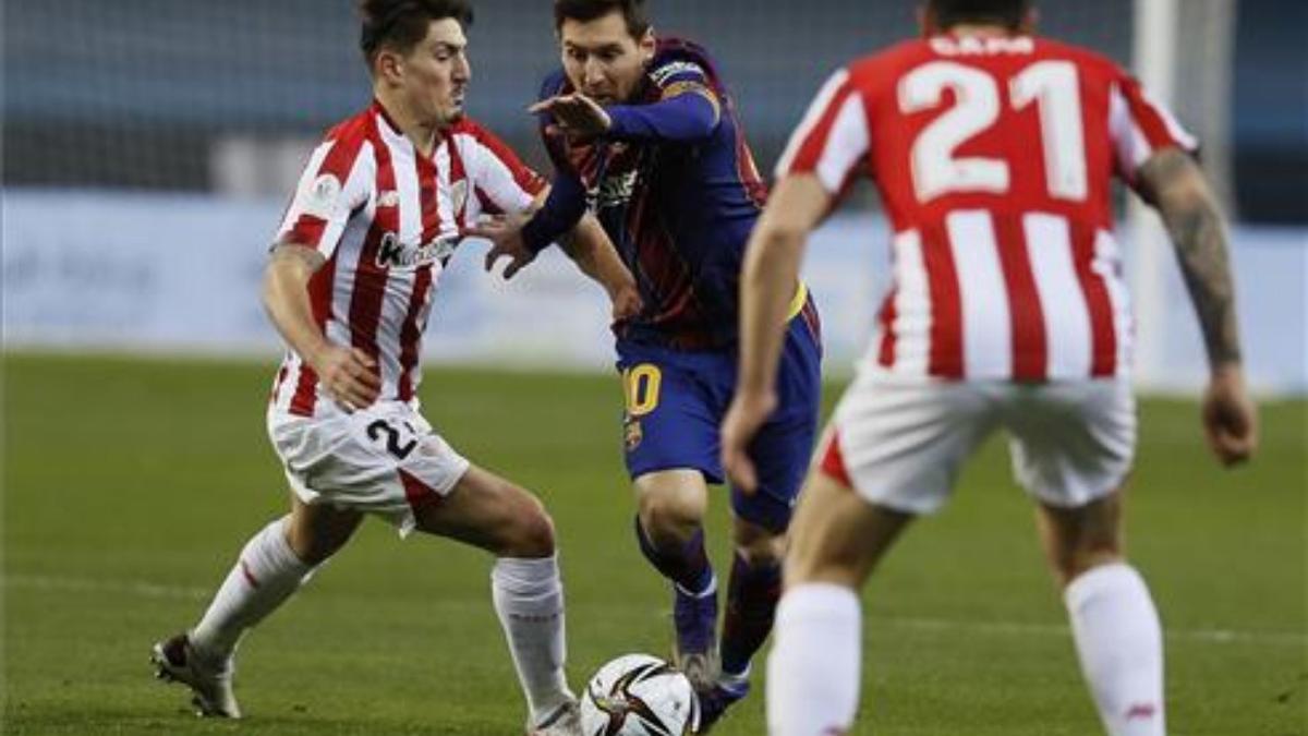 Vencedor intenta cortar un avance de Messi