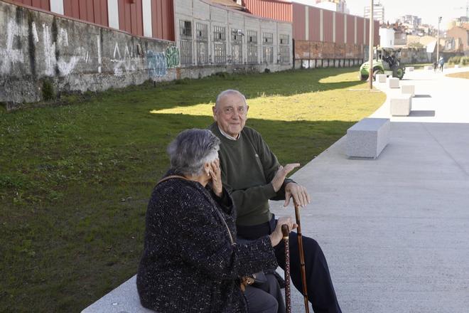 Gijón ya disfruta de los bancos en Naval Azul (en imágenes)