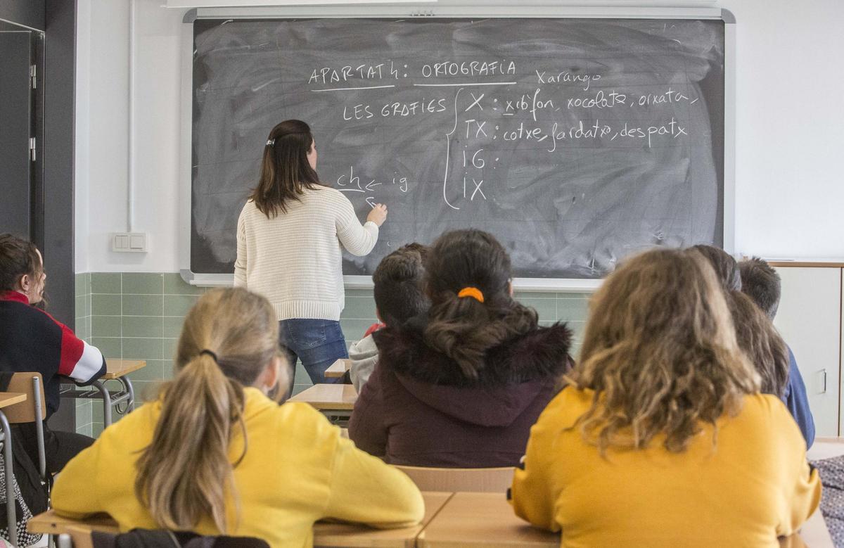 Una clase de valenciano en un instituto, en imagen de archivo