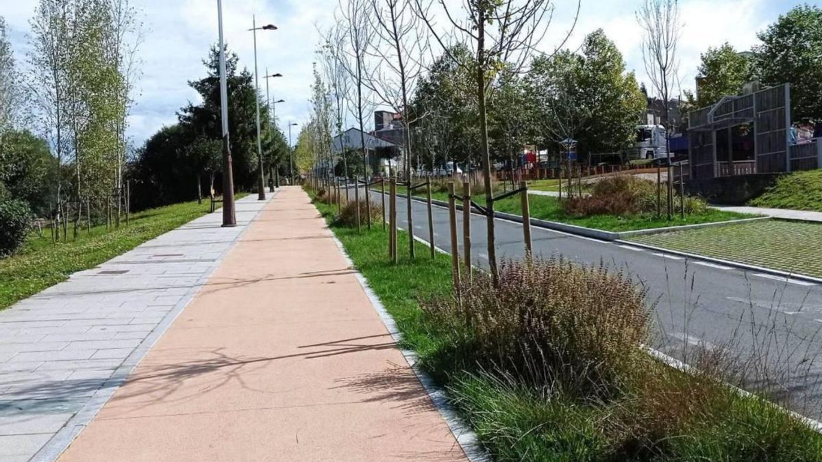 Senda que parte de la parte baja de la urbanización de O Regueiriño y remata en el Pontiñas.