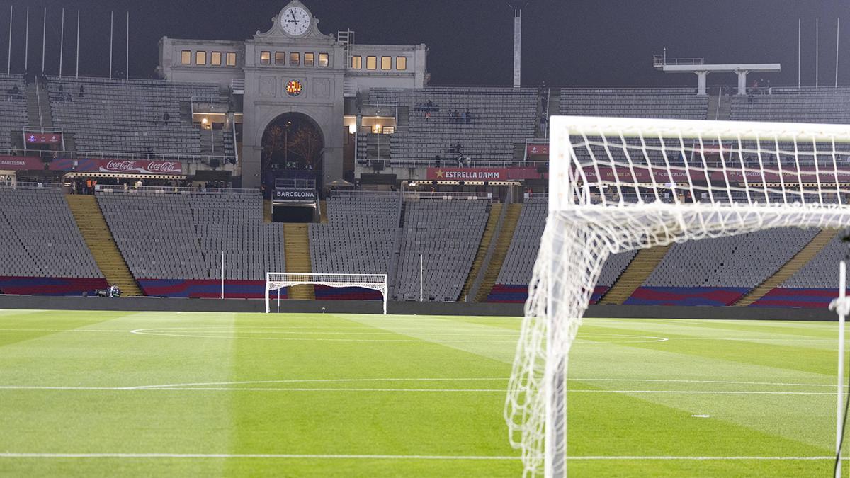 Aficionados del Barça abandonan el estadio tras la suspensión del partido FC Barcelona-Osasuna por la muerte de Carles Miñarro, médico del equipo azulgrana
