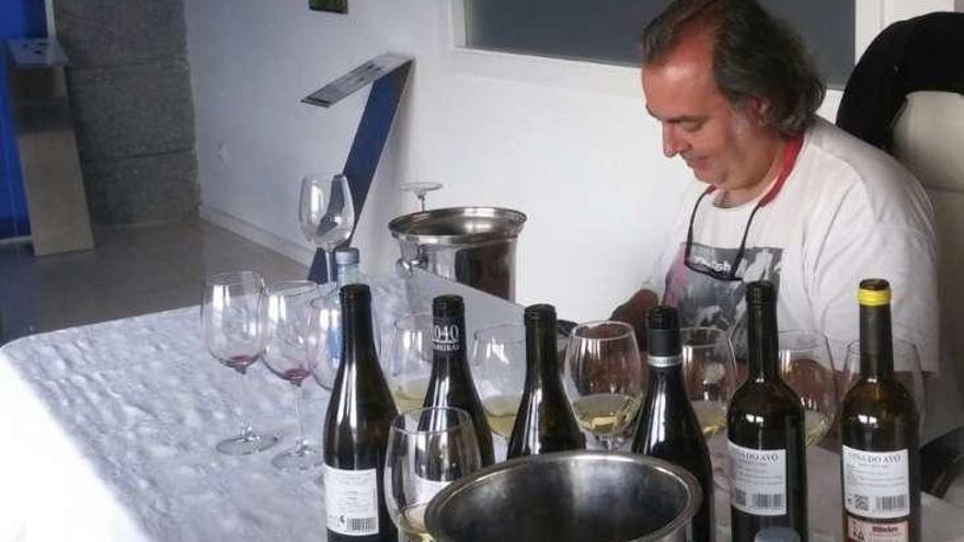 Gutiérrez degustando los vinos de colleiteiros.  // FdV