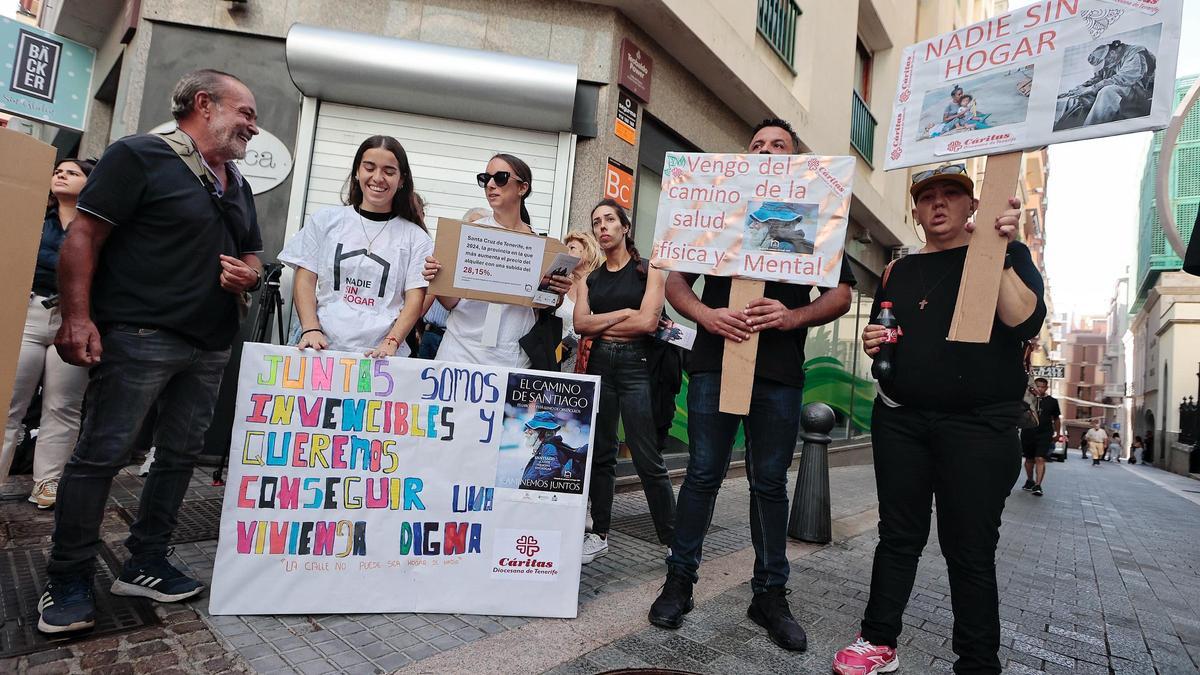 Concentración de personas sin hogar y personal de Cáritas en Santa Cruz