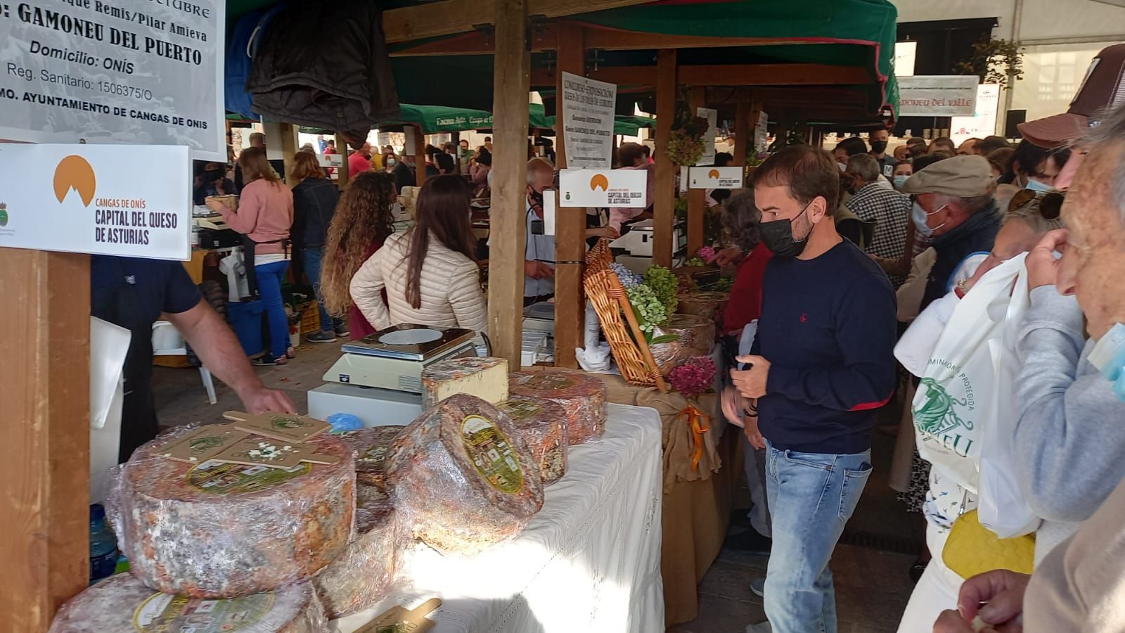 Cangas de Onís, a tope con el certamen quesero de los Picos de Europa y la Feria de la Miel