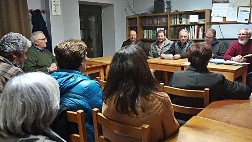 Vecinos de Boya en la reunión organizada para tratar la legalización del monte de socios.