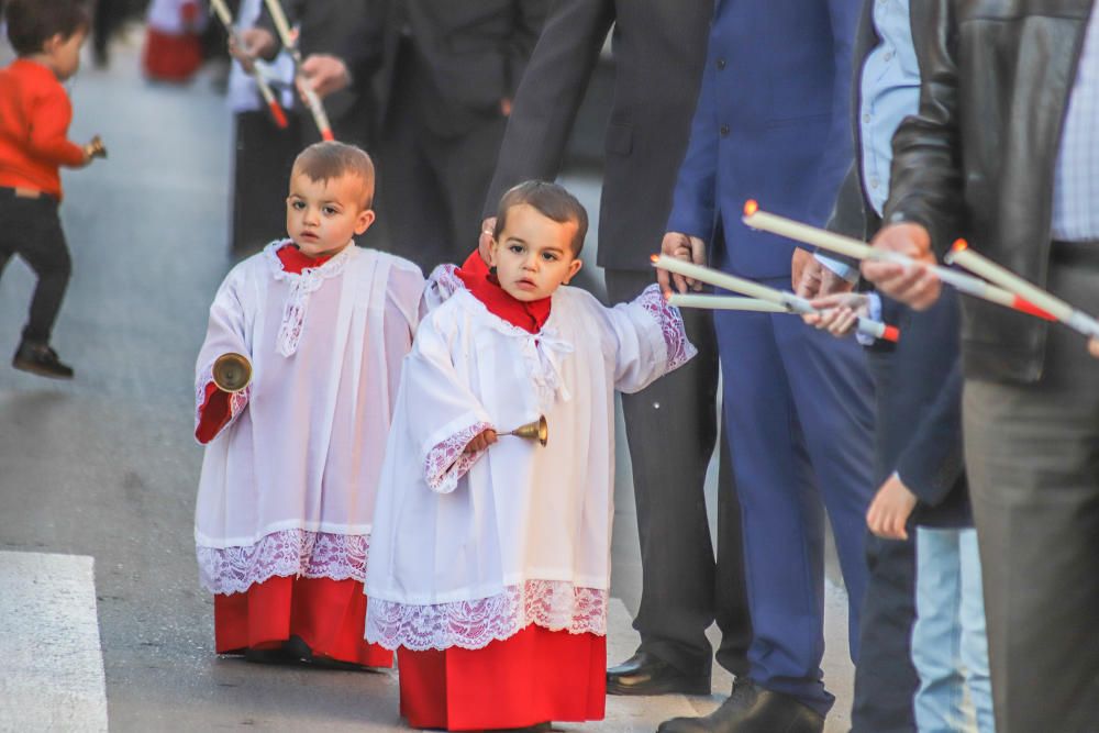 La imagen de San Vicente portada a hombros exclusivamente por varones salió en procesión por las calles de Callosa de Segura, como es tradición cada segundo lunes de Pascua