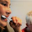 Un estudio odontológico define la forma correcta de lavarse los dientes
