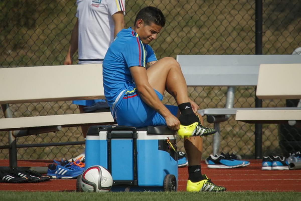 NJ101. MONTCLAIR (NJ, EE.UU.), 01/09/2015.- El jugador de la selección Colombia James Rodríguez durante un entrenamiento hoy, martes 1 de septiembre de 2015, durante un entrenamiento en la Universidad Estado de Montclair en Nueva Jersey (EE.UU.). Colombia jugará contra Perú el próximo 8 de septiembre en el estadio Red Bull Arena de Nueva Jersey (Estados Unidos). EFE/Eduardo Muñoz Álvarez