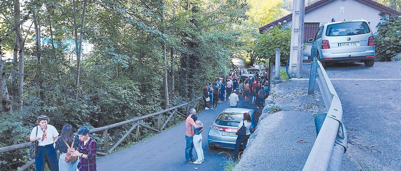 Familiares, vecinos y amigos se congregan en el tanatorio de Beria de Onís para acompañar a los padres de Pablo Torroba