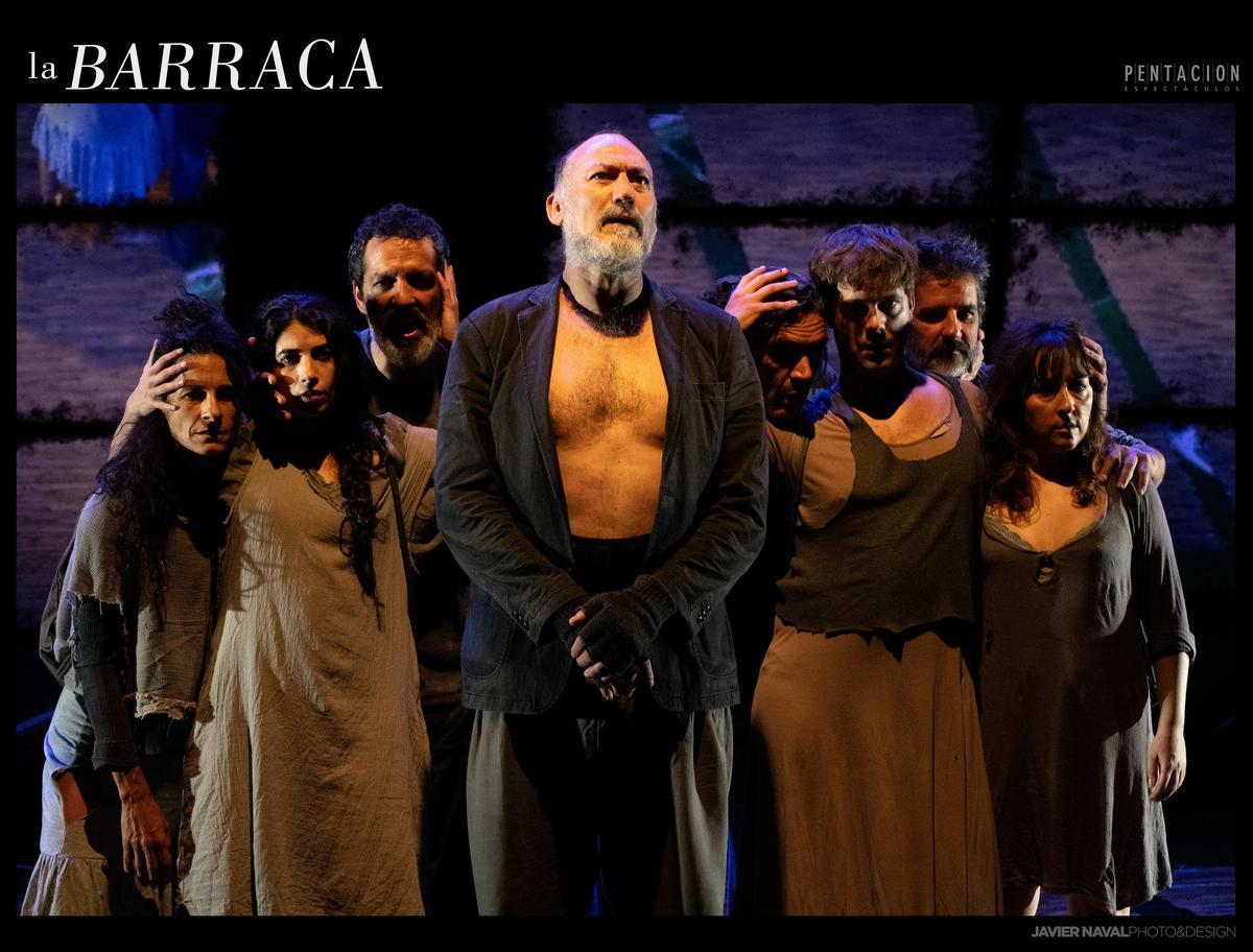 El elenco de 'La Barraca', en un instante de la función.